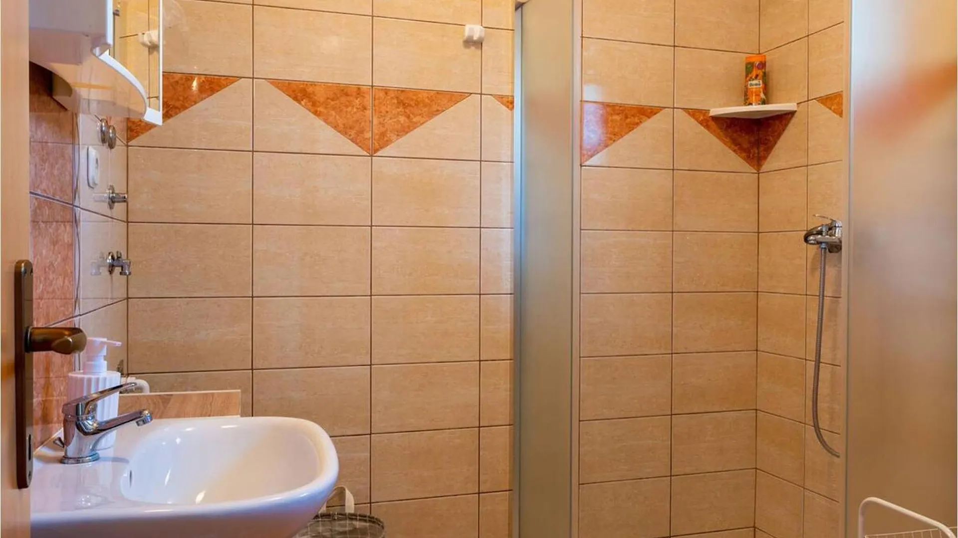 3 Bedroom Cozy Apartment In Ugrinic Ugrinići